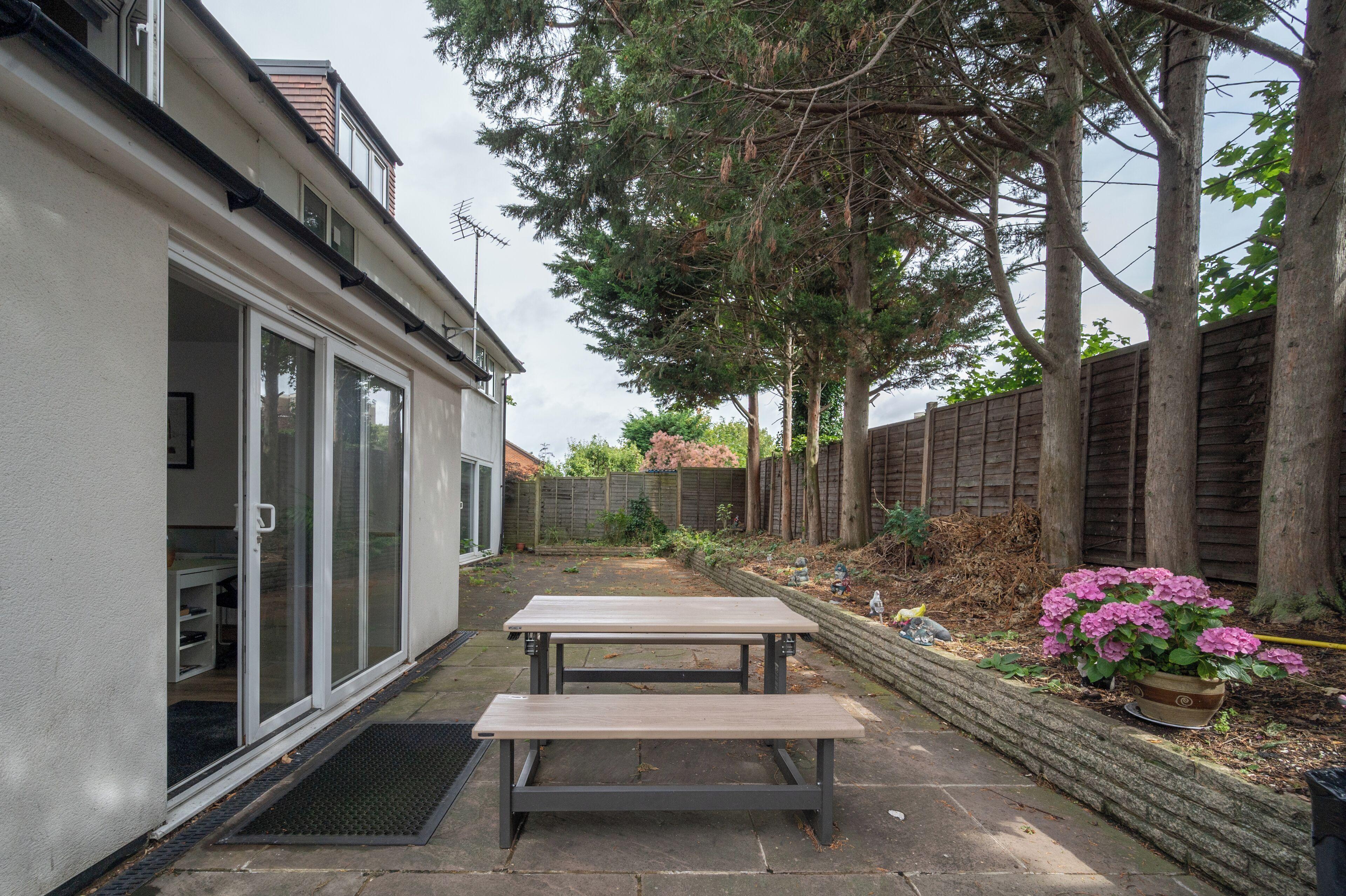 4 Smart Central Hotels Near Surrey County Hall to Book